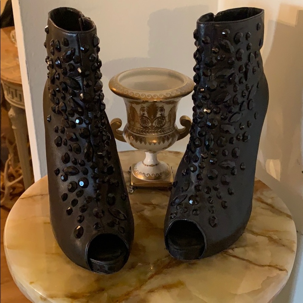 🔥Glamorous💥sexy ankle bootie w black stones